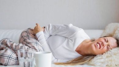 فتاة تتألم نتيجة التهاب المبايض والرحم