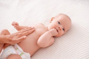 تمارين لعلاج المغص عند الرضع